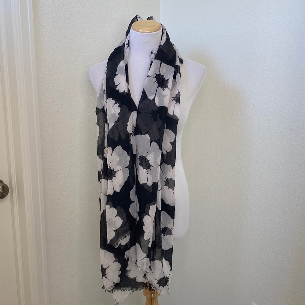 Black and white sheet scarf